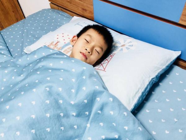 夜晚擁抱著繪睡牧場小夜曲入眠,舒服地在夢中甜笑 夜晚擁抱著繪睡牧場小夜曲入眠,舒服地在夢中甜笑