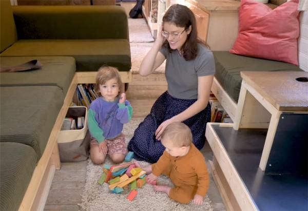 一家四口低價買2001年廢舊大巴，將22㎡空間變成蝸居，生活太幸福