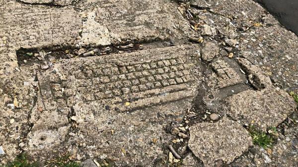 18世紀鋪建的石板路，出現了電腦鍵盤的浮雕，是穿越還是惡作劇？