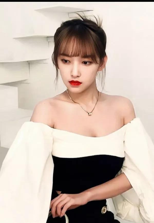 程瀟黑白一字肩抹胸裙搭配空氣劉海，美豔動人魅力四射