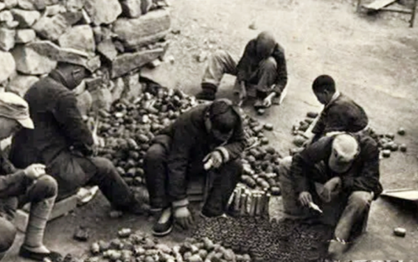 1939年，八路軍子彈快打光，70多歲老地主跑回戰場：我家有十幾箱