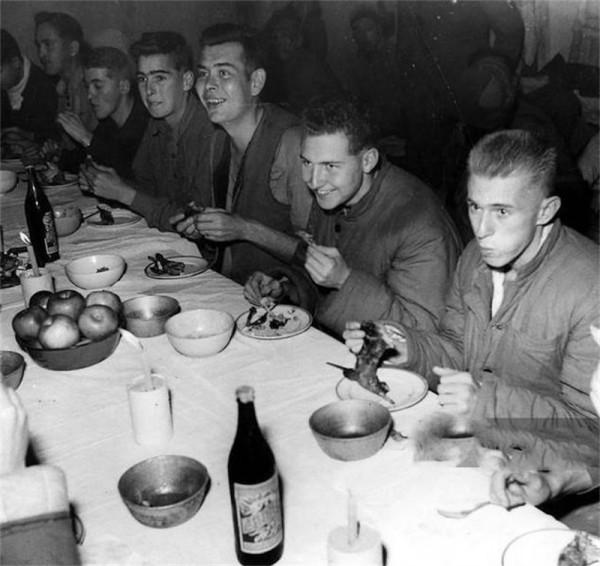 抗美援朝時敵軍用繩子拴在一起,這是啥戰術?志願軍如何巧抓俘虜 抗美援朝時敵軍用繩子拴在一起,這是啥戰術?志願軍如何巧抓俘虜