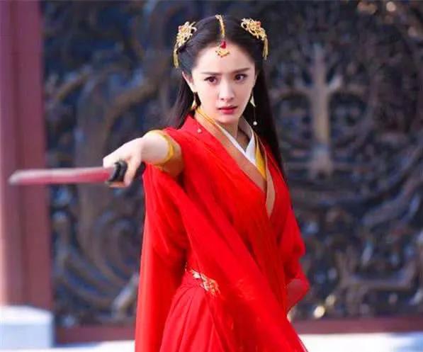 誰說大紅太俗氣?這6位紅衣造型又酷又颯,歪頭殺邪媚直擊觀眾心 誰說大紅太俗氣?這6位紅衣造型又酷又颯,歪頭殺邪媚直擊觀眾心