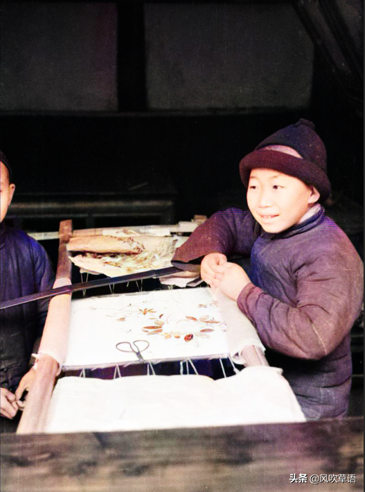 1938年的四川成都，街頭聳立炸彈模型，劉備之墓古意盎然