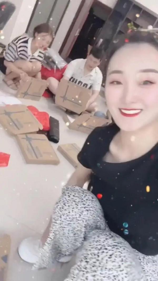 大衣哥兒媳心機很牛，結婚當天就開始了自己的不啃老，圈粉之戰