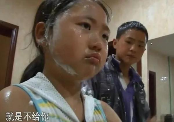 農村女孩上《變形記》染上公主病，回村後不適應，哭著要找富爸爸