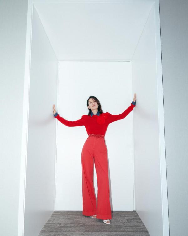 劉敏濤果然是高調了，紅色斜肩長裙高開叉，配紅色高跟鞋明豔霸氣