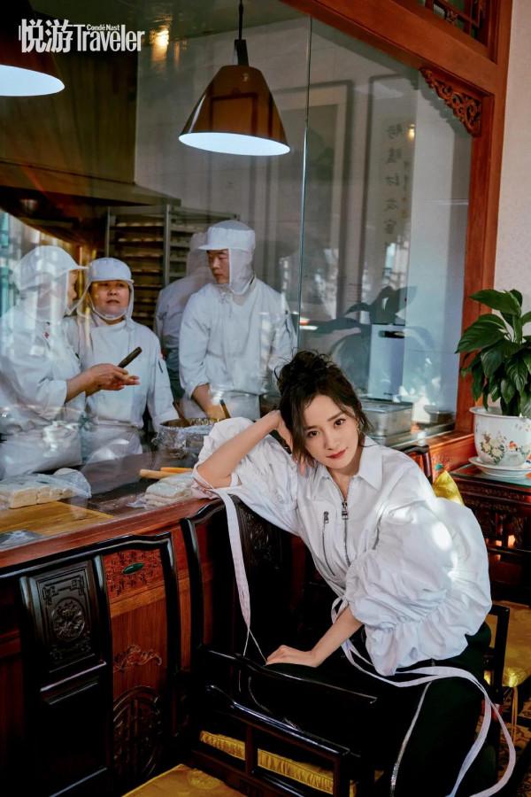 楊冪悅遊三月刊封面大片