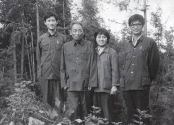 53年毛主席考察長江流域,得知到達安慶,毛主席深思片刻宣佈停船 53年毛主席考察長江流域,得知到達安慶,毛主席深思片刻宣佈停船