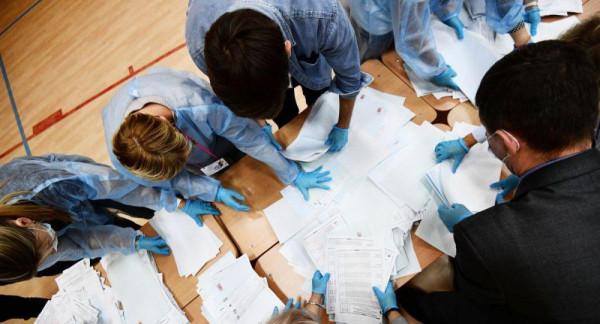 俄國家杜馬選舉投票結束,俄媒:初步資料顯示統俄黨以45.55%得票率領先 俄國家杜馬選舉投票結束,俄媒:初步資料顯示統俄黨以45.55%得票率領先