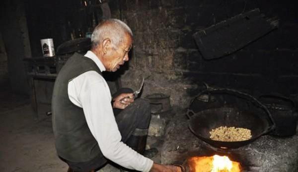 80歲老人墓穴生活實紀：在山上種地養蜂，生活悠然自得