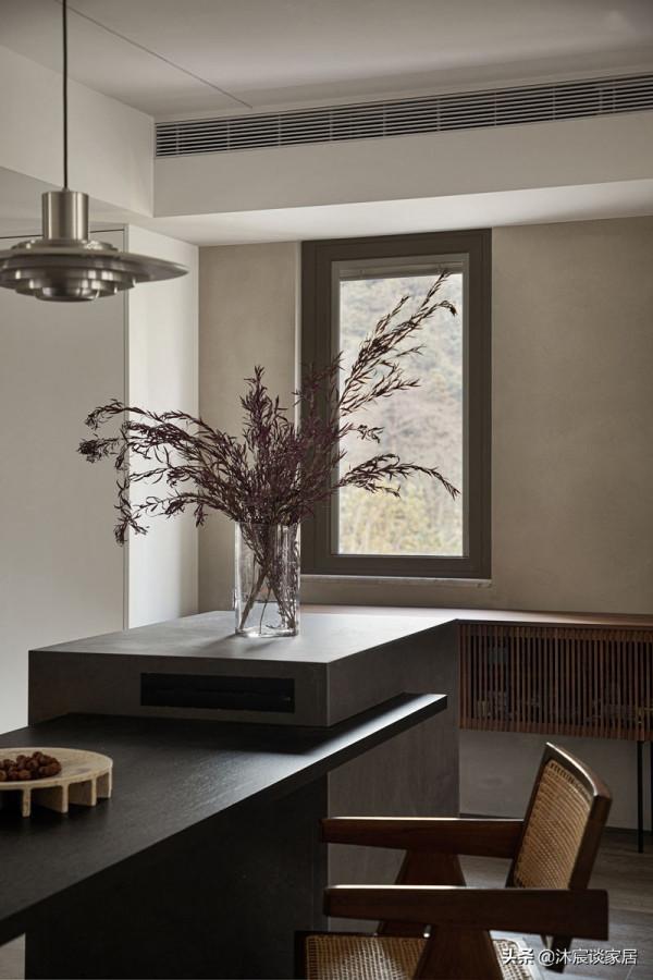 初看，他家真是“家徒四壁”，細品，真的是很有味道，越看越喜歡