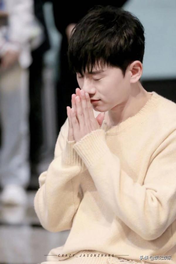 謝娜兩個女兒生病,俏俏很黏媽媽,跳跳教媽媽“小方法”超機靈 謝娜兩個女兒生病,俏俏很黏媽媽,跳跳教媽媽“小方法”超機靈