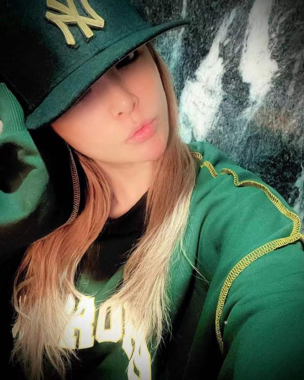 43歲濱崎步穿短蓬裙登臺，倆娃媽仍如蘿莉，手臂零贅肉筷子腿緊實