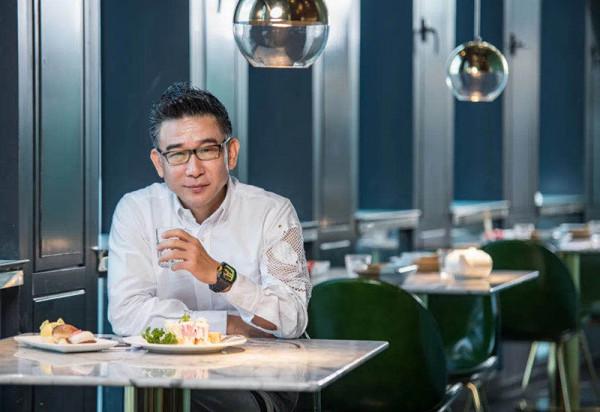 從不起眼的小攤,到身價過億,擁有上百家餐廳,秘訣就是“玩”? 從不起眼的小攤,到身價過億,擁有上百家餐廳,秘訣就是“玩”?