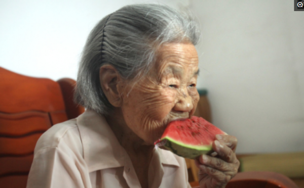 昔日家中保姆如今102歲，無兒無女，僱主：她養我小我養她老