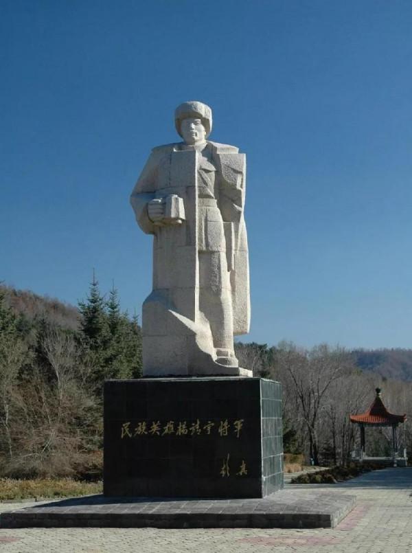 1952年，26歲青年在奶奶墳前痛哭：奶奶，俺爹是楊靖宇，是大英雄啊