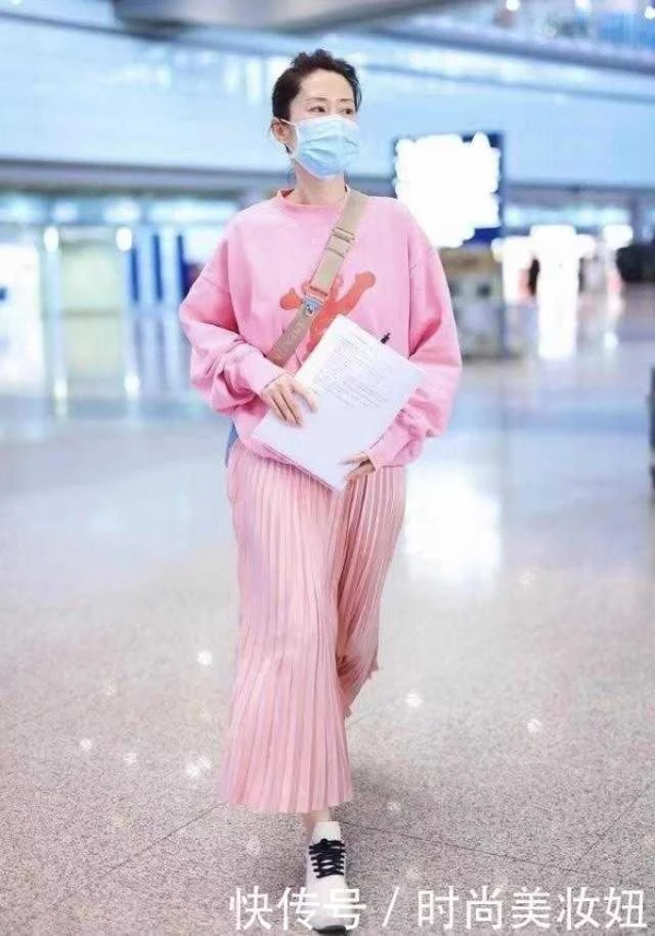 劉敏濤真沒把自己當大嬸,穿粉色衛衣配百褶裙,像小姑娘一樣 劉敏濤真沒把自己當大嬸,穿粉色衛衣配百褶裙,像小姑娘一樣