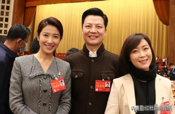 參加文代會的3位央視主持人康輝任魯豫朱迅，都根正苗紅不辱使命