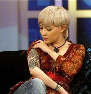 范曉萱：與母親斷絕聯絡，不結婚生子還摘除子宮的她，依然如少女