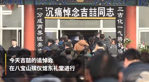 拉著四歲兒子的手離世，緬懷那個33歲的生命