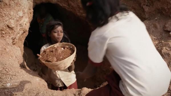 遙遠的印度村莊裡,藏著化妝品行業最黑暗的秘密 遙遠的印度村莊裡,藏著化妝品行業最黑暗的秘密