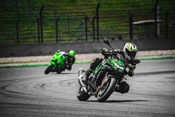 車評:“咻咻”!欲罷不能的機械增壓,體驗川崎Z H2 車評:“咻咻”!欲罷不能的機械增壓,體驗川崎Z H2