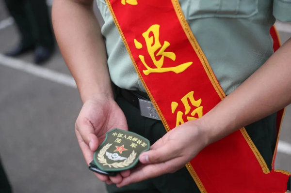 離退伍還有一個月，服役12年戰友何去何從，聽聽老士官的肺腑之言