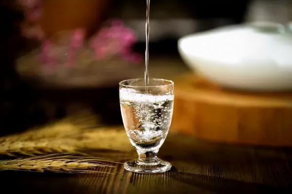 白酒，為什麼要“燙一燙”再喝？怎樣喝酒更健康？
