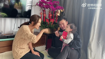 胡定欣開心派利是，轉頭嬲爆陳山聰？佢開年就有好彩頭，搭檔視帝影后實有發圍