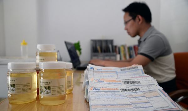 大叔養殖東北黑蜂，一年只需工作半個月，收穫超過一千五百萬元