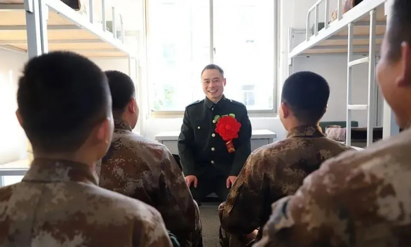 “老班長，這應該是我軍旅生涯最後一次來看你……”老兵們的告別，看哭了……