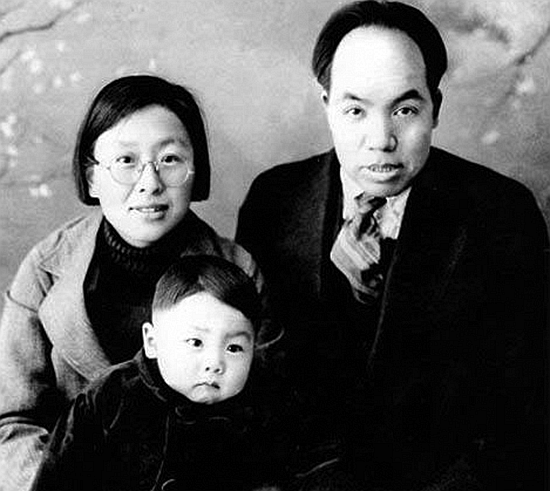 75年中央派人到新疆慰問，毛主席囑託：請放一束野花到我弟弟墓前