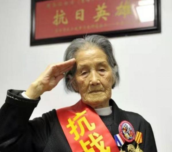 99歲抗戰女兵離家70年，終圓夢迴故鄉，在孫中山照片前敬了個軍禮
