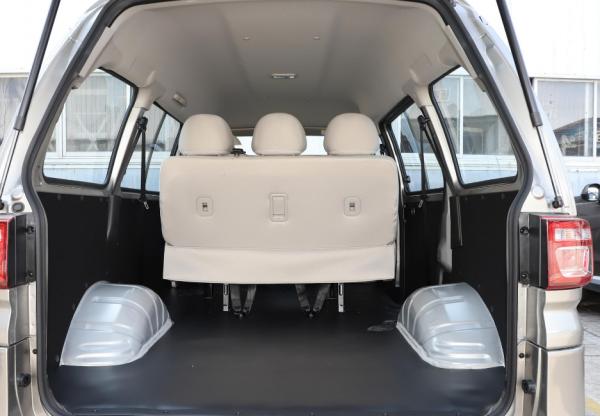 商務車之間的鬥爭，五菱征程VS風行菱智，誰是老百姓最愛？