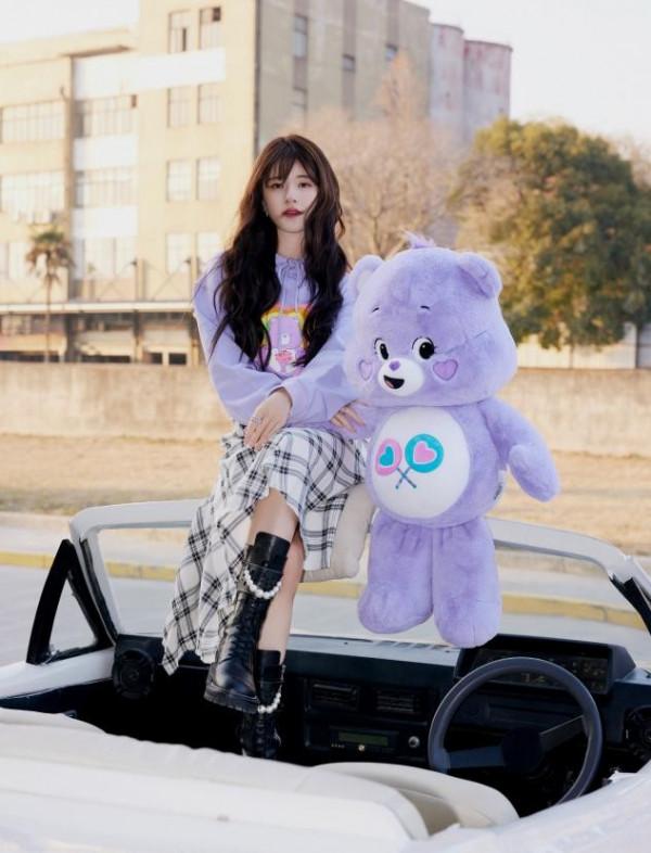 趙露思的“肉肉臉”挺吃香的，穿學院風套裝清純動人，越看越好看