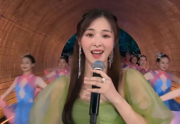 中秋晚會：周深背影好絕，撒貝南唱歌憋笑，劉詩詩對不起這身衣服