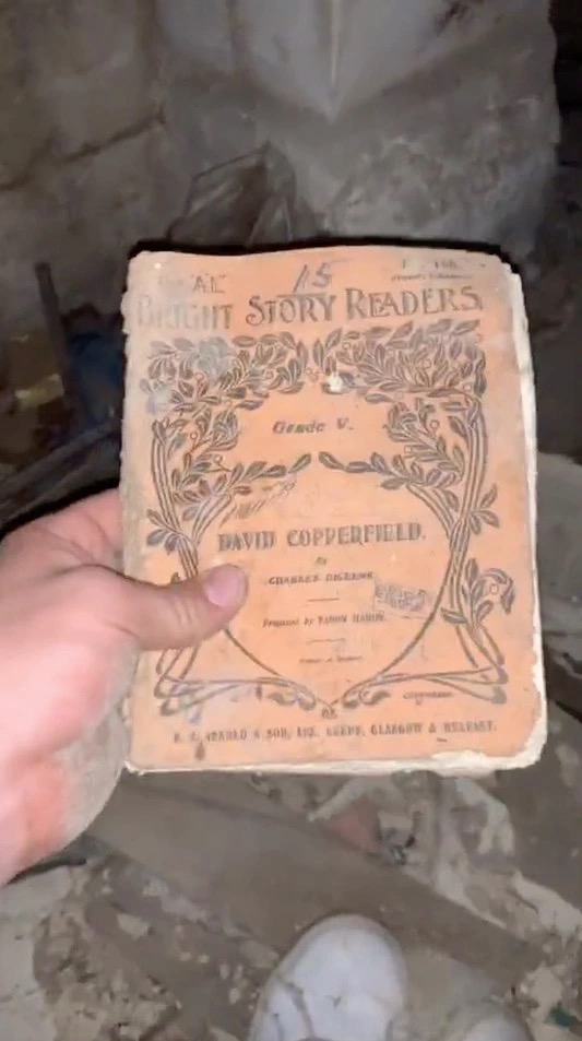 英國男子住在五百年前的舊屋，拆開書架木板，發現後面藏有一房間