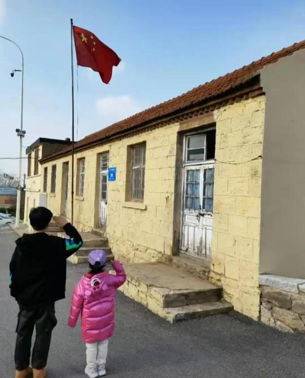 億萬富豪闊太憶苦思甜！王楠回農村用鐵鍋燉魚，有錢人生活挺平凡