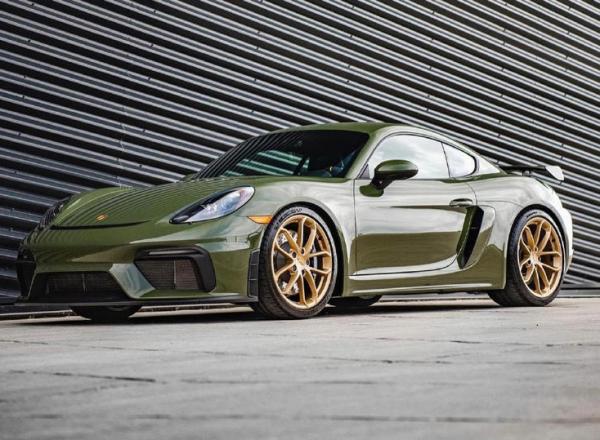 賽道化設計，配金色輪輞，保時捷718 GT4實拍