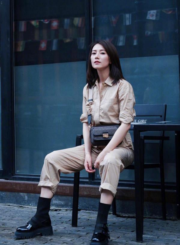 高圓圓私服穿搭挺接地氣的，穿工裝風低調卻掩蓋不了氣場，真帥氣