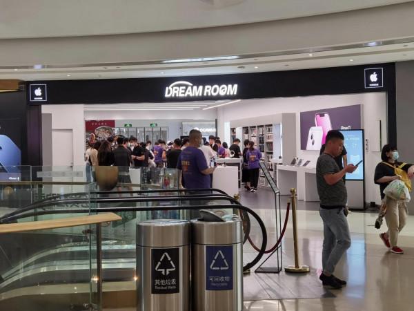 真的搞不懂為什麼華為和蘋果店人氣相差如此之大 真的搞不懂為什麼華為和蘋果店人氣相差如此之大