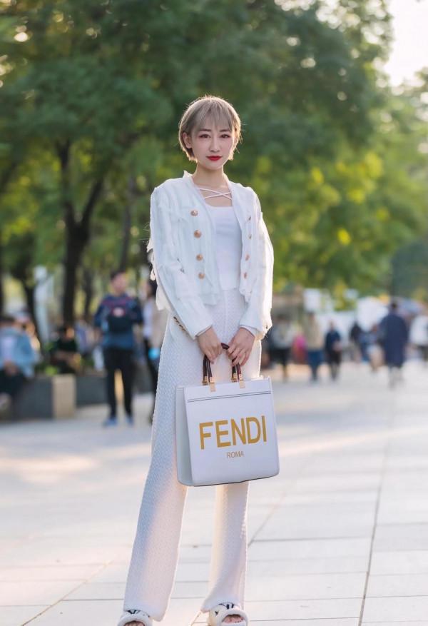 看街拍 識包包：芬迪fendi哪些包款好看又好搭？