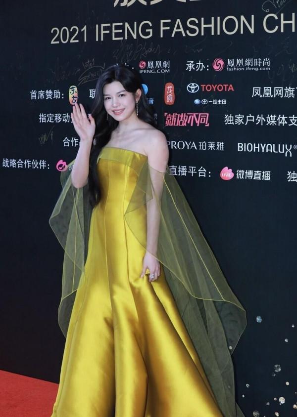 陳妍希雖然是微胖身材，但穿一字肩不遮遮掩掩，看著貴氣了不少