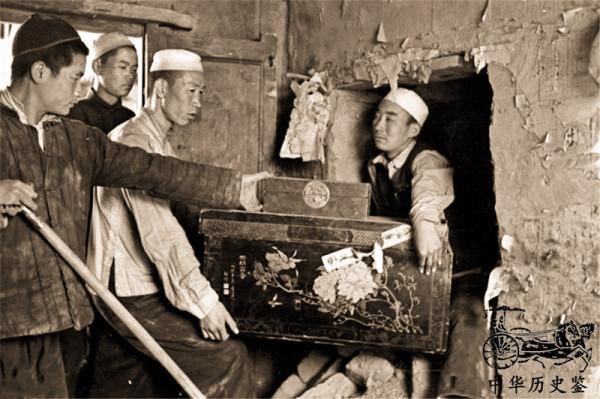 老照片再現50年代批鬥地主現場：老婦怒斥地主，百姓開懷大笑