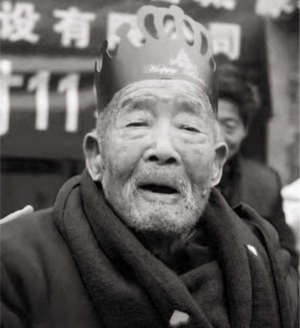 2020年，河南老兵慶祝114歲大壽，拒絕慰問金：八路軍不愛財