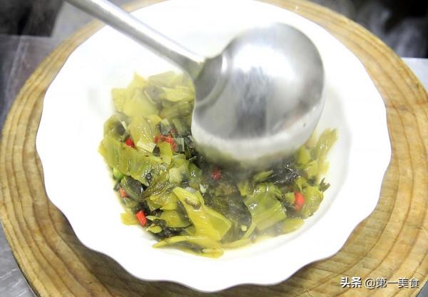 酸菜牛肉想要和飯店一樣好吃，處理酸菜有技巧，做對了才酸爽嫩滑