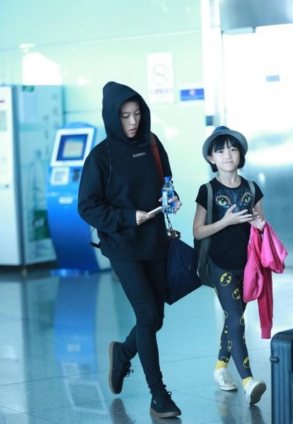 王菲的倆女兒差別有點大，雖然都是女孩子，但氣質感覺真不一樣