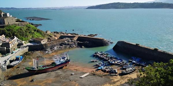 福建東部的海島漁村,石頭房子臨海而建,家家敞開大門卻關上小門 福建東部的海島漁村,石頭房子臨海而建,家家敞開大門卻關上小門