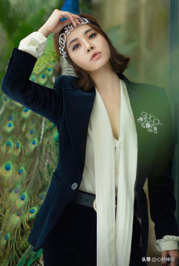 蔡依林真有少女感！身穿黑色絲絨西裝，又酷又美